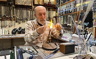 25 yıldır camlara üfleyerek şekil veriyor