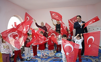 Aksu’da öğrencilere portakal suyu ve bayrak sürprizi