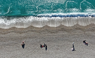 Antalya'da bir gün arayla iki mevsim: Dün sağanak ve fırtına, bugün deniz keyfi