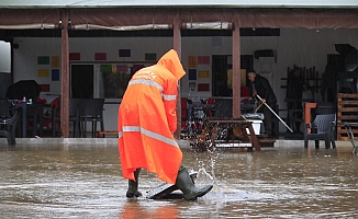 Antalya'da şiddetli yağış hayatı olumsuz etkiledi