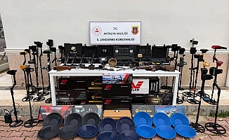Antalya'da tarihi eser operasyonu: Milyonluk çok sayıda dedektör ve tarihi sikke ele geçirildi