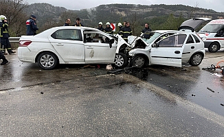 Antalya-Isparta yolunda iki otomobil kafa kafaya çarpıştı: 6 ölü, 6 yaralı