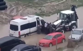 Antalya’da kuvvetli sağanak taşkınlara yol açtı minibüste mahsur kalanlar kepçe yardımıyla kurtarıldı!