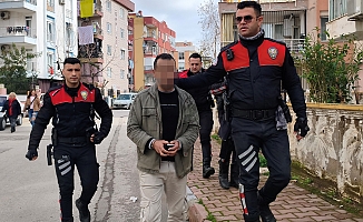 Apartman bahçesine sakladığı pompalı tüfek polisi alarma geçirdi