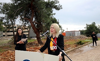 AÜ Rektörü Prof. Dr. Özkan, ağaç dikimine Galatasaray formasıyla gelip, Fenerbahçe'ye başarı diledi