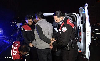 Benzin dökerek hem kendinin hem de kız arkadaşının aracını yaktı