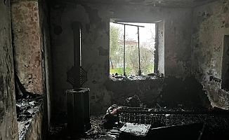 Evinde çıkan yangında ağır yaralanan yaşlı kadın hayatını kaybetti