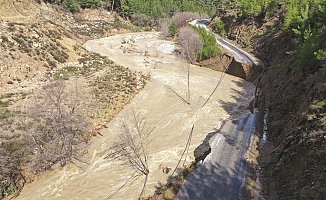 Heyelan yolu yuttu!