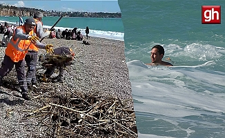 Konyaaltı Sahili'nde selin izleri arasında deniz keyfi