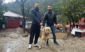  Köpeğini sel sularından kurtaran sahibi o anları anlattı