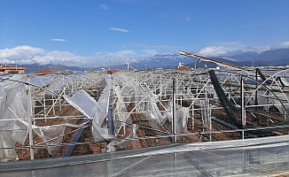 Kumluca'da hortum seraları parçaladı