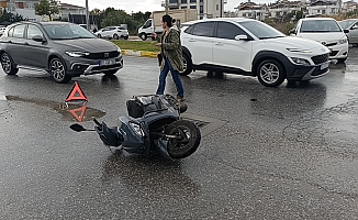 Manavgat'ta otomobille çarpışan motosikletli yaralandı