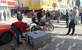  Otomobil ile çarpışan motosikletli metrelerce savruldu