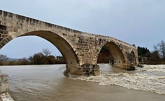Sağanak sebebiyle Köprüçay taştı, iş yerleri ve araziler sular altında kaldı