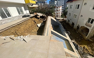 Sağanak sonrası apartman bahçesindeki havuz çöktü, 7 katlı apartman tahliye edildi