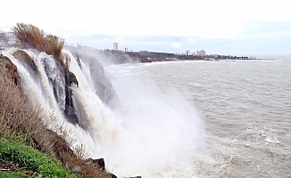 Şelale şiddetli rüzgarla tersine çağladı, denizin rengi kahverengiye büründü