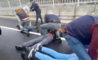 Silahla tehdit edilerek evine girilen kadının ellerini bağlayıp yüz tanıma sistemiyle hesabından 18 bin euro çektiler