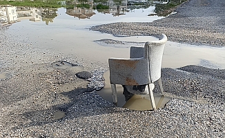  Yağışların sebep olduğu yoldaki çukura koltuklu önlem