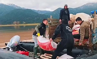 Yaylada mahsur kalan çoban ve yüzlerce hayvana botla yem ile erzak taşıdılar