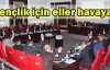 Gençlik için eller havaya