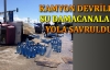 Kamyon devrildi, su damacanaları yola savruldu