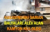 Kasasındaki saman balyaları alev alan kamyon kül oldu