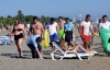 Otel çalışanları ve turistlerden plaj temizliği
