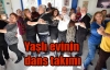 Yaşlı evinin dans takımı