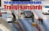 Yol ortasında soyunan kadın trafiği karıştırdı