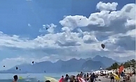 Antalya’da şiddetli rüzgar sahildeki şemsiyeleri uçurdu