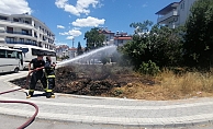Manavgat'ta boş arsalardaki kuru otlar yangın tehlikesi oluşturuyor