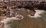 Antalya'da 1'i tur, 3 teknenin battığı liman havadan görüntülendi