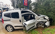 Serik'te iki otomobil çarpıştı, anne ve oğlu yaralandı