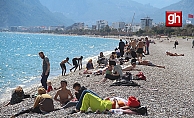 Antalya'da sahildeki yoğunluk yazı aratmadı