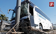  Direksiyonu kilitlenen yolcu otobüsü direğe çaptı!