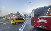 Halk otobüsüne karavan tentesi saplandı