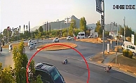 Kırmızı ışık ihlali yapan tur aracı motosiklete çarptı: 1 ölü