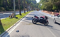 Motosiklet palmiye ağacına çarptı, sürücü yaralandı