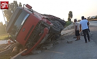 Tomruk yüklü kamyon devrildi!