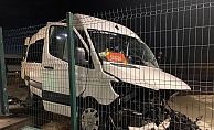 Tur minibüsü ile otomobil çarpıştı: 2 yaralı