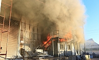 Aksu’da sandalye üretim atölyesi alev alev yandı