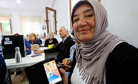 Dolandırıcıların hedef kitlesi 60 yaş üzerine akıllı telefon kullanımı eğitimi