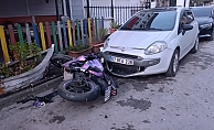 Tesla ile çarpışan motosikletteki 2 kişi metrelerce savruldu