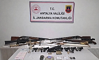 Antalya’da operasyon yapılan evde çok sayıda silah ele geçirildi