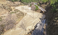 Heyelan yolu yuttu!