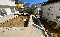 Sağanak sonrası apartman bahçesindeki havuz çöktü, 7 katlı apartman tahliye edildi