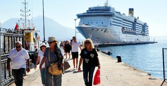 Turist akını sürüyor