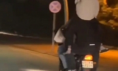 Motosiklette tehlikeli yolculuk