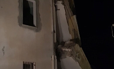 Alanya'da tadilatta olan 3 katlı boş otel lojmanı çöktü