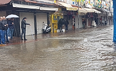  Alanya’da rögarlar taştı, çarşı merkezini su bastı